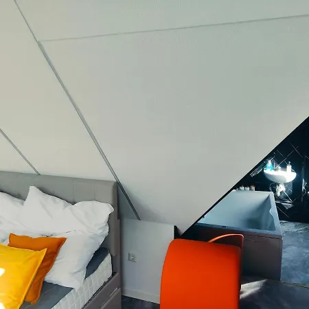 Romantic Getaway - Bathtub For 2 - Netflix