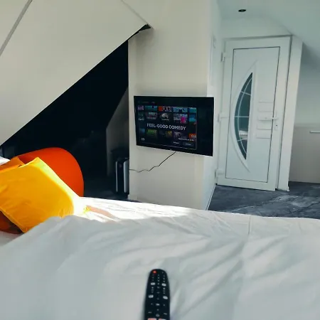 Romantic Getaway - Bathtub For 2 - Netflix *