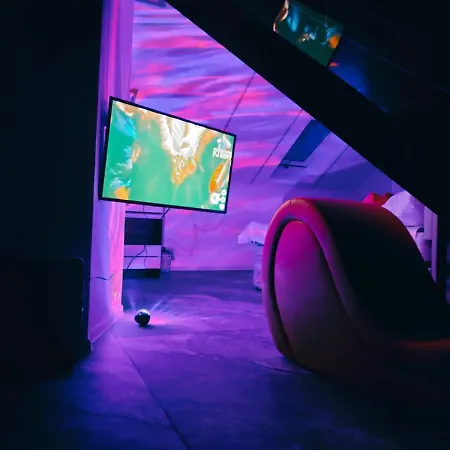 Romantic Getaway - Bathtub For 2 - Netflix