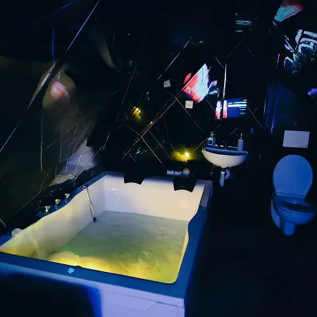 Romantic Getaway - Bathtub For 2 - Netflix *