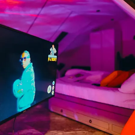 Romantic Getaway - Bathtub For 2 - Netflix