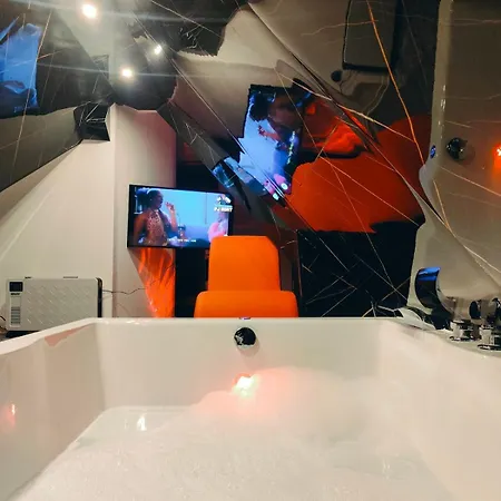 Romantic Getaway - Bathtub For 2 - Netflix