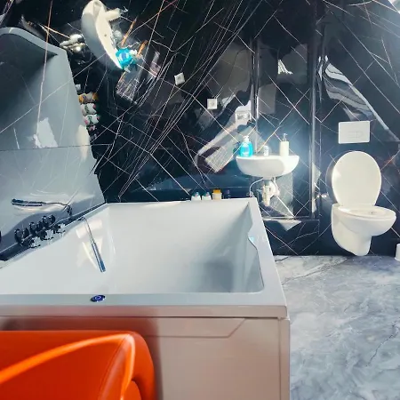 Romantic Getaway - Bathtub For 2 - Netflix