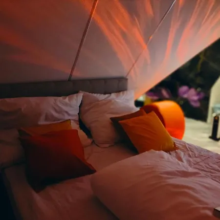 Romantic Getaway - Bathtub For 2 - Netflix *