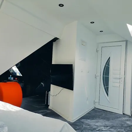 Romantic Getaway - Bathtub For 2 - Netflix Apartment *