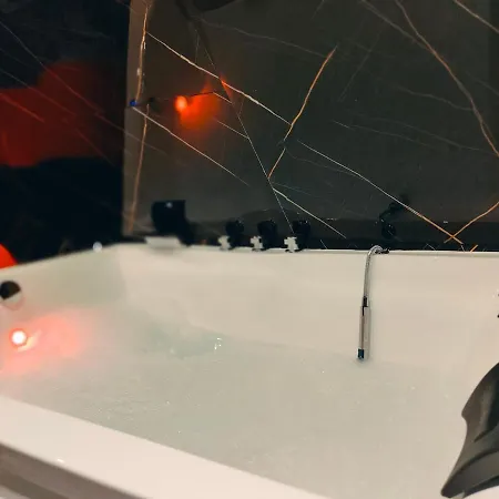 Romantic Getaway - Bathtub For 2 - Netflix Apartment