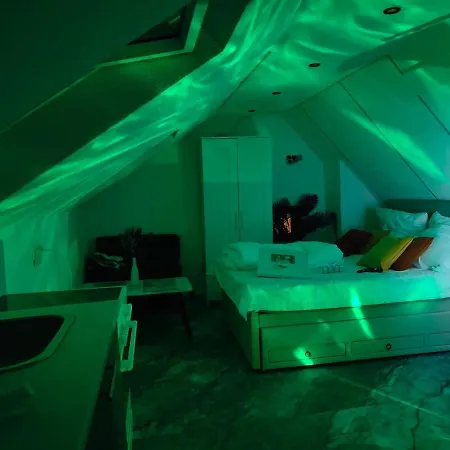 Romantic Getaway - Bathtub For 2 - Netflix Apartment *