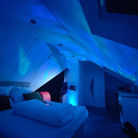 Romantic Getaway - Bathtub For 2 - Netflix *