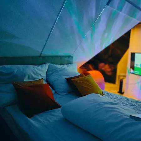 Apartment Romantic Getaway - Bathtub For 2 - Netflix
