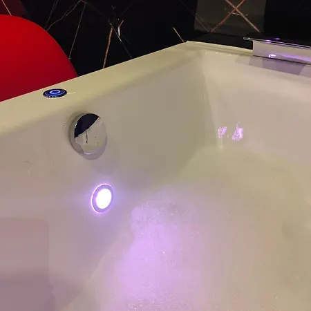 Romantic Getaway - Bathtub For 2 - Netflix