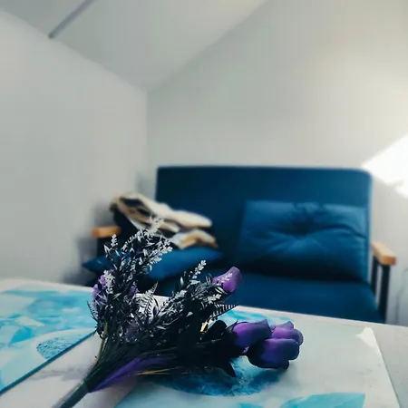 Romantic Getaway - Bathtub For 2 - Netflix