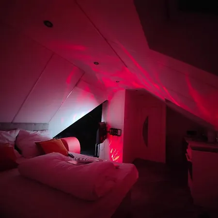 Romantic Getaway - Bathtub For 2 - Netflix